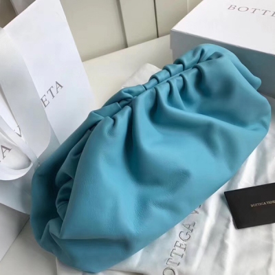 BV BOTTEGA VENETA 576227超上腦 bv的逆襲之路從這系列雲朵包開始 瘋傳時尚圈 掀起熱潮的一款 ！斷貨斷貨斷貨…一枚難求 超難買 不分年齡不分季節更不分場合 非常有腔調 真的 背這個走在路上 回頭率