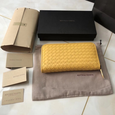 BV BOTTEGA VENETA 114076經典拉鏈款錢包，義大利原廠正品胎牛皮！皮質細膩軟滑 但是很容易留下指甲印！19cm