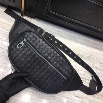 BV BOTTEGA VENETA 腰包是沿襲BV工藝所推出的全新男裝必備配飾。完全採用結實柔韌的皮革手工編織製作，背面輕柔加襯，搭配方便取用的正面口袋，帶有頂部拉鍊扣和手機內袋。配以標誌性的金屬色配件，肩帶可輕鬆調節，