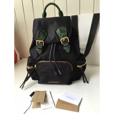 Burberry專櫃 The Rucksack 軍旅背包。中號40166221蛇紋。 採用柔韌的防水尼龍布料拼接牛皮壓制蛇紋搭配。既輕便又實用。 旅行首選 28*11*36cm