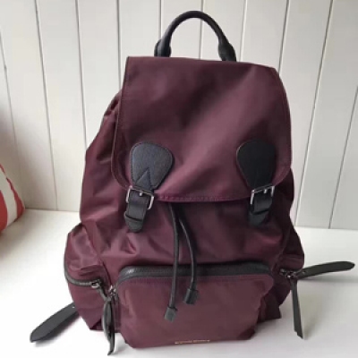 Burberry專櫃 The Rucksack 男士軍旅背包。大號40154791。採用柔韌的防水尼龍布料拼接牛皮搭配。既輕便又實用。