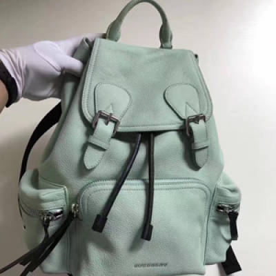 專櫃新品Burberry The Rucksack 中號樹脂鏈條鹿皮軍旅背包。40532641。臻選柔軟粒紋鹿皮精製而成，並以粗制樹脂鏈條背帶重新演繹。其休閒柔和的包型可追溯至 20世紀初期歷史檔案中的軍旅風格，在此基礎