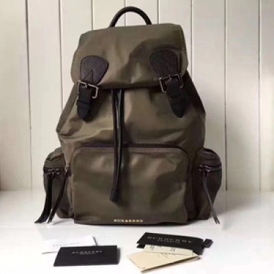 Burberry專櫃 The Rucksack 男士軍旅背包。大號40154791。 採用柔韌的防水尼龍布料拼接牛皮搭配。既輕便又實用。 旅行首選哦 需要注意的是男款是槍色五金、背帶不帶鏈條的哦。31.5*14*38cm