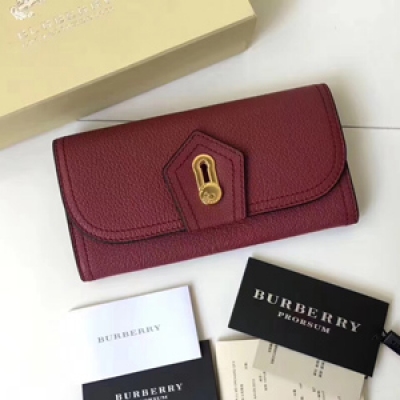 Burberry 2016ss專櫃最新The Milton錢夾40224141。 粒面牛皮製成，小牛皮內搭。金色調金屬柳釘與雙重縫線細節。19cm