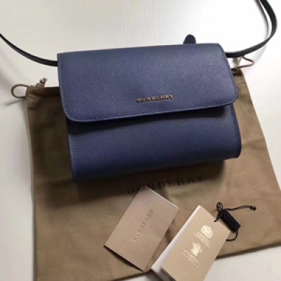 正品打版Burberry 專櫃新款粒紋牛皮斜背包。40609361。 柔和粒紋小牛皮斜背包，搭配光滑內襯與亮澤金色配件，與手繪塗漆收邊，纖巧立挺的版型設計，可整齊收納隨身物品，方便隨時取拿。22*6*16cm