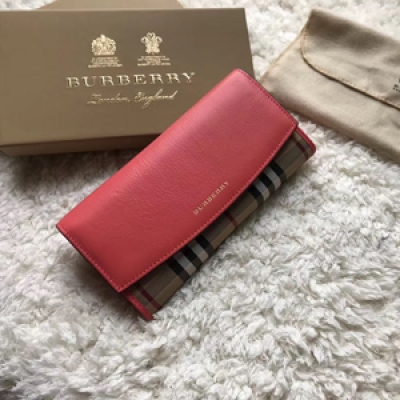 Burberry巴寶莉精製出品 大面採用經典馬仔料，內格細膩 柔軟的進口小牛皮，金色五金配件專櫃品質、做工精細實物拍攝，尺寸19cm*10cm*2.5cm