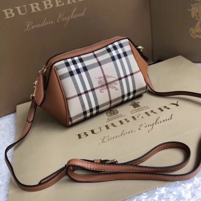 Burberry巴寶莉 經典格子戰馬圖案 大小合適 肩帶可調節 非常白搭 尺寸19*13*10cm