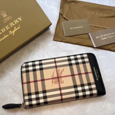 巴寶莉Burberry Haymarket 格紋旅行錢夾，搭配奢華皮革邊飾。纖巧的版型，搭配全拉鍊開合，締造日常必備單品。12 x 21.5cm