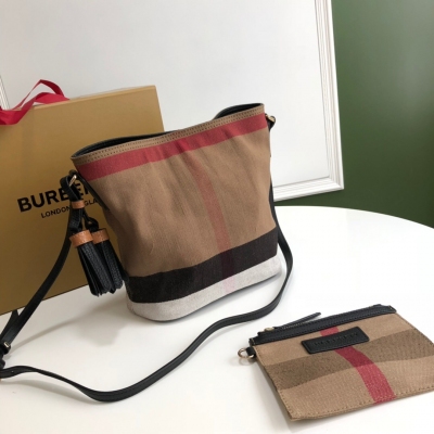 Burberry巴寶莉 型號：9361 Burberry標誌性「The Ashby 艾仕貝手袋」臻選經典雋永的 Canvas 格紋麻布搭配進口頭層牛皮飾邊，調節式牛皮肩背帶；設計靈感源自傳統馬術騎士系列，呈現柔軟簡約的廓