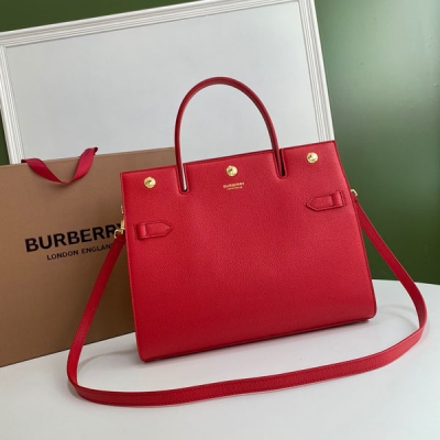 Burberry巴寶莉 最新款 版型立挺的「Title - 泰爾特手袋」，精選柔韌皮革材質打造，採用精緻頂部金屬杆設計，以及三粒鉚釘開合。用可拆式背帶，締造肩背造型 30 x 6 x 21cm 【型號60451】