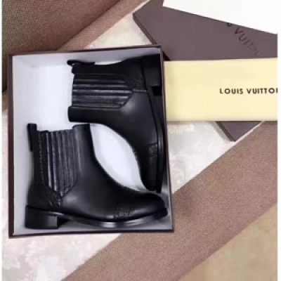 【Louis Vuitton LV】秋冬專櫃櫥窗推薦款！經典款短靴，上腳瞬間拉伸小腿秀氣有範！（經典雕花款/經典皮扣款）一直都被LV粉迷們紛紛秀起，超級百搭是它最基本的優勢，採用頭層牛皮，透氣頭層豬皮/保暖短毛絨內裡，