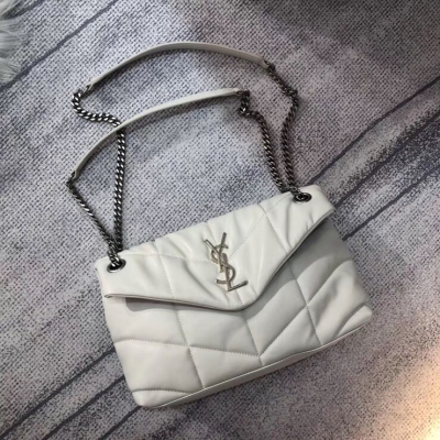 YSL聖羅蘭 Yves Saint laurent 中號 LOULOU PUFFER 絎縫小羊皮包，100%小羊皮製作，手感柔軟細膩，猶如懷抱雲朵 般的感受；經典的Y家logo、鏈條及扣眼五金均採用銀色拉絲金屬材質，啞光