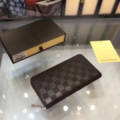 這款 LV Brazza 錢夾以非常柔軟的 Damier Infini 皮革，以低調的方式詮釋了經典的路易威登圖案。精巧的外形設計適合大多數夾克的胸部口袋。型號：60017壓格啡，尺寸：19x10