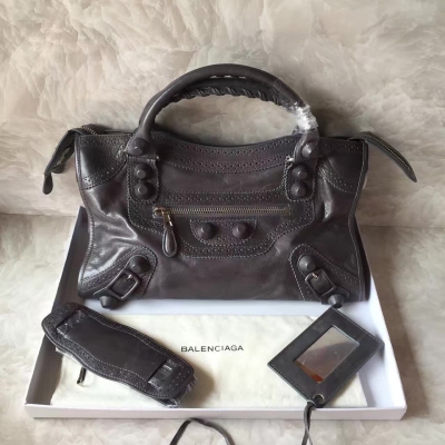 Balenciaga現貨深灰色  品質擔當 大皮釘蕾絲花邊沖孔 超高檔次 每個細節都非常考驗手工非一般實力  很難做到義大利進口油蠟皮牛皮 City30cm 配短帶，超高顏值！