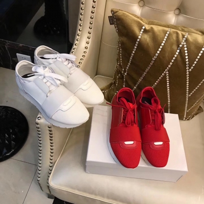 巴黎世家Balenciaga也加入到了小白鞋戰隊,小白鞋p的風潮還會繼續勢不可擋！是時尚界最有影響力的品牌之一。1919年由克裡斯托瓦爾。巴朗斯加(Cristóbal Balenciaga)成立，拼色運動鞋，——用到了