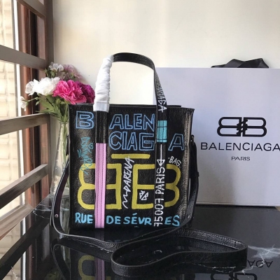 Balenciaga巴黎世家新品發佈：最新塗鴉版又來襲啦 Bazar迷你版22cm原廠爆裂綿羊皮 獨家最新現貨供應 手提斜挎都超級迷人的 完美細節實拍圖，實物更漂亮 貨號692S黑色