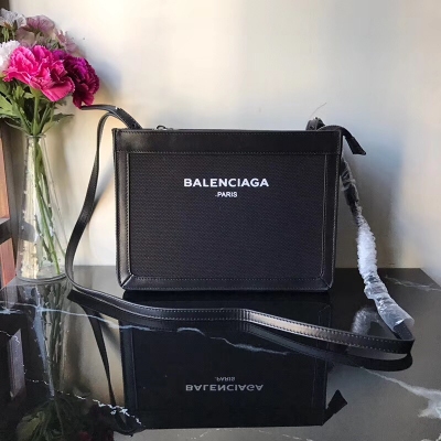 Balenciaga巴黎世家 黑色這只街拍非常出名的帆布包，可以斜挎，也可以手拿！尺寸：26x19cm，101黑色帆布