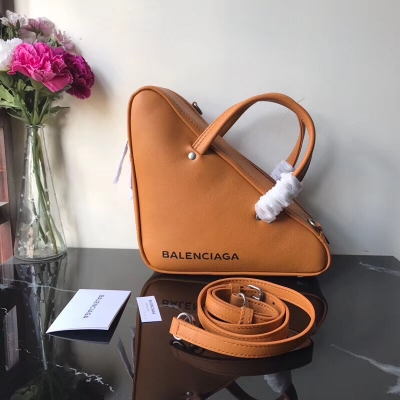 Balenciaga巴黎世家三角包深受各大時尚明星和博主的追捧。進口原單小羊皮，裡外全羊皮 尺寸30cm 黃色超喜歡