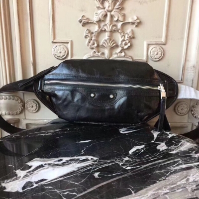 Balenciaga巴黎世家 專櫃同步更新 機車型胸包腰包 爆裂紋小牛皮材質 前面拉鍊口袋 簡約兩用包 可做胸包或者腰包 簡單輕便 尺寸36*15*15.5