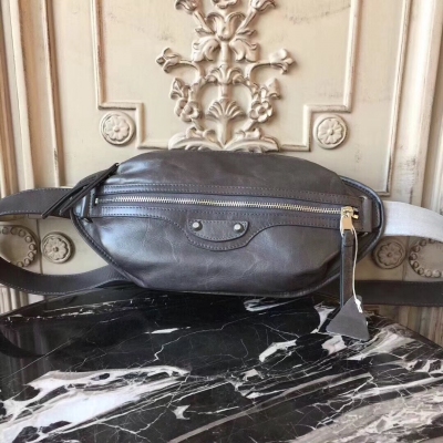 Balenciaga巴黎世家 專櫃同步更新 機車型胸包腰包 爆裂紋小牛皮材質 前面拉鍊口袋 簡約兩用包 可做胸包或者腰包 簡單輕便 尺寸36*15*15.5