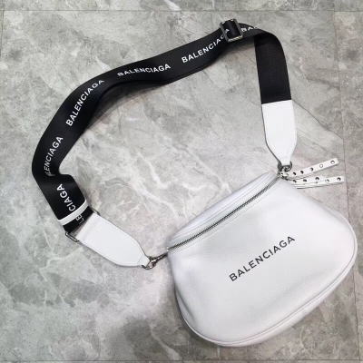 Balenciaga巴黎世家 斜挎包 尺寸： 24*9*19cm