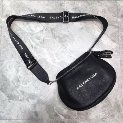 Balenciaga巴黎世家 斜挎包 尺寸： 24*9*19cm