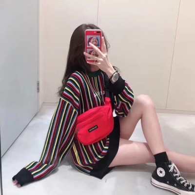 Balenciaga巴黎世家 18年新款，秋冬新品推薦，彩色條紋破領子毛衣 原版實拍 原版1:1定制哦！100%羊毛紗線定織，彩條拼色寬鬆款式，領口做舊破洞。碼數sml