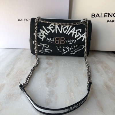 Balenciaga巴黎世家 LOCK ROUND 18SS新款塗鴉鏈條包 採用原廠進口牛皮，柔軟舒適， 時尚街頭塗鴉風格 配以進口五金配件 磁扣開合 內里拉鏈隔層 方便收納小物品 時尚百搭簡約 配全套專櫃包裝 尺寸：2