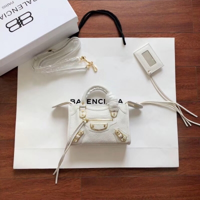 2019最新最流行新款 Balenciaga巴黎世家 機車包 Super Mini（超級迷你版 19 cm）正品型號Classic Nano 原單山羊皮配金邊五金流蘇皮帶，超迷你小包將潮爆整個夏季。喜歡的快下手 細節 型