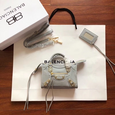 2019最新最流行新款 Balenciaga巴黎世家 機車包 Super Mini（超級迷你版 19 cm）正品型號Classic Nano 原單山羊皮配金邊五金流蘇皮帶，超迷你小包將潮爆整個夏季。喜歡的快下手 細節 型