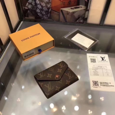 LV M62472 海外特供（專櫃貨）採用全進口皮料，歐牙拉鍊。計靈感源自手袋，此款柔軟而嬌美的錢夾是帆布與柔軟小牛皮的完美結合。設計精巧的內部空間可完美存放日常必備品。尺寸：12X9cm