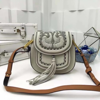 Chloé Hudson bags 3D印花打造出的蓋頭凹凸感極強、磨砂內裡24K金復古古銅金電鍍雙U扣棕色長肩帶可自行調長短現貨顏色：米白印花尺寸:23x21x9型號:3s1219