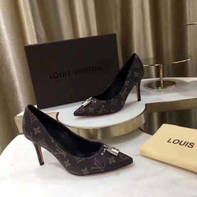 【louis vuitton】火爆新款 簡約皮料搭配Lv標誌精緻金屬鎖頭，時尚OL風。