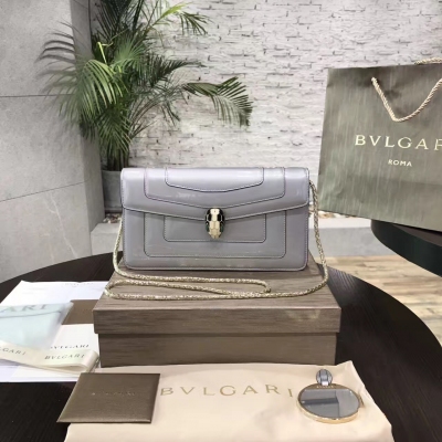 Bvlgari 全新升級版  義大利進口亮面牛皮亮黑  光澤度超群 手感更細膩 秒殺次貨  再次展現寶格麗品牌精髓 全新塑造都市女性清新 自信 個性鮮明一面 定制最高級別 琺瑯蛇頭扣  最新包裝禮盒 內置化妝鏡 全套禮盒