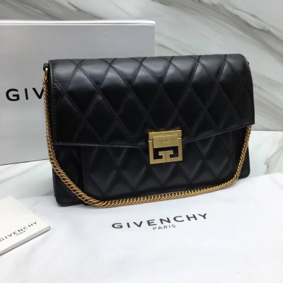 GIVENCHY紀梵希 GV3菱形絎縫光澤高檔小牛皮和菱形圖樣獨具特徵，肩帶可拆卸，手提或斜挎自由切換，即時尚又實用，尺寸：29x8x18cm型號：29999