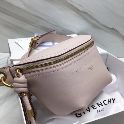 頂級原單 GIVENCHY紀梵希 ss19春夏新品“Whip”腰包，集簡約時尚美於一體，全包小牛皮製作，配可調節鏈飾皮肩帶，搭配時可以斜挎 也可當腰包來用，使用鏈條拼接皮帶設計，鏈條可搭配時髦性感的風格，皮帶搭配簡約大氣