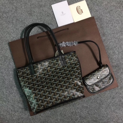 GOYARD（戈雅）成立於1853年，已超過150年的歷史，面料以麻，棉及大麻纖維混合織成後再塗上光面的樹膠醛醣，防水，結實，耐用，備受明星，王室，貴族的熱捧 迷你新款購物袋出貨嘍，現貨有做11個顏色，正品購入打造，絕對