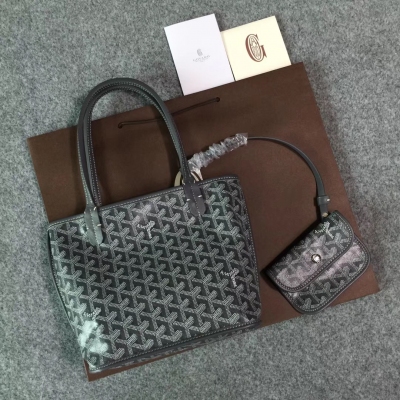 GOYARD（戈雅）成立於1853年，已超過150年的歷史，面料以麻，棉及大麻纖維混合織成後再塗上光面的樹膠醛醣，防水，結實，耐用，備受明星，王室，貴族的熱捧 迷你新款購物袋出貨嘍，現貨有做11個顏色，正品購入打造，絕對