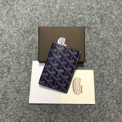 Goyard（戈雅）成立於1853年，已超過150年的歷史，面料以麻，棉及大麻纖維混合織成後再塗上光面的樹膠醛醣，防水，結實，耐用，備受明星，王室，貴族的熱捧 新款兩折卡包又是一個小錢包來的特別實用11個顏色都岀齊了