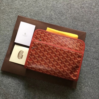 GOYARD（戈雅）成立於1853年，已超過150年的歷史，面料以麻，棉及大麻纖維混合織成後再塗上光面的樹膠醛醣，防水，結實，耐用，備受明星，王室，貴族的熱捧 GOYRAD洗潄包出貨啦 這款男女通用哦洗漱包是現如今旅行者