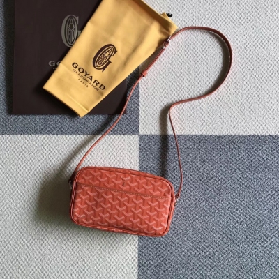 戈雅原單相機包GOYARD（戈雅）成立於1853年，已超過150年的歷史，面料以麻，棉及大麻纖維混合織成後再塗上光面的樹膠醛醣，防水，結實，耐用，備受明星，王室，貴族的熱捧吳亦凡同款相機包出貨了 之前預定的今天統一發出哦