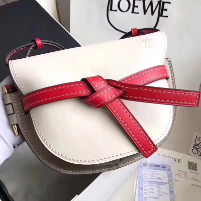 羅意威Loewe 2018春夏全新Gate手袋 成為搶眼的絕對主角。這款銜縫小牛皮製作的手袋擁有經典馬鞍包的造型，包蓋部分的皮帶經過打結處理，附有獨特的黃銅鉸鏈裝飾，有多種顏色可供選擇，誓要預定你今年心水清單上的一席。四