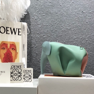 【Loewe羅意威獨家正品最新水果系包裝發售！盒子內置進口馬達加斯加拉菲草】頂級2018LOEWE 小象 ，萌爆潮流尖端! 大小來得剛剛好，身高約16CM，底部橫直徑約12CM。上身顯精緻，日常出門裝備口紅 ，粉餅，鑰匙