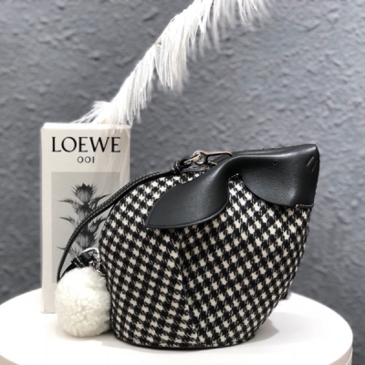 羅意威Loewe全新推出”千格鳥”花紋Bunny bag , 羊毛粗花呢，給俏皮的小萌兔添上一份溫婉氣質，一秒變身女神百搭神器！ 大小來得剛剛好，尺寸18*16.5*13cm。上身顯精緻，日常出門裝備口紅 ，粉餅，鑰匙 