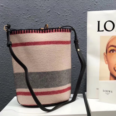 秋冬主打爆品亮相 Loewe羅意威 羊絨Gate bucket bag  天才設計師為此款設計一面頂級條紋羊絨，貼身一面精選柔軟小牛皮，實用之際，還為即將到來的涼秋寒冬獨添溫暖，顛覆潮流之舉  自重超輕！型男美女適用！有