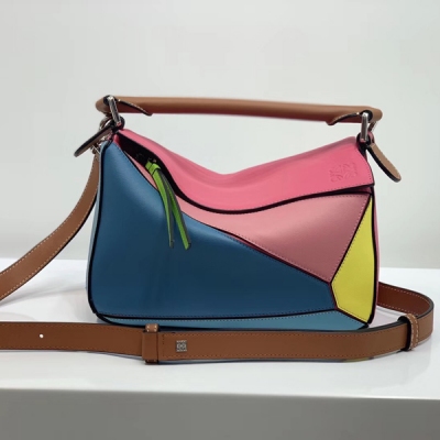 LOEWE羅意威 Puzzle bag 2019 年春夏新拼色出貨 靚麗的撞色 洋溢著陽光 氣息的春色系 採用質感柔軟小牛皮多色拼接 進口紡織內襯可自由折疊 手拎、斜挎 小身材大容量 日常出流妥妥滴 Size:24*10