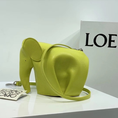 LOEWE羅意威 小象系列肩挎包 採用進口牛皮 到貨 超sharp造型 在可愛外觀基礎上更增酷感 讓人愛不釋手 深得時尚達人們的喜愛 必敗單品 Size：19*10*16cm