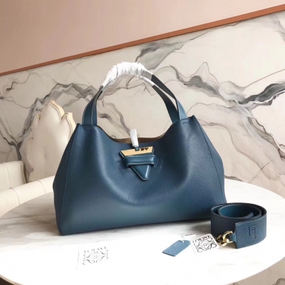 LOEWE羅意威 Barcelona Tote bag系列購物袋出貨拉 採用進口荔枝紋皮搭配金絨內襯 金屬三角牌閉合 皮質超柔軟 著重容量與重量之間的平衡完全顛覆了全皮大包就等於沉重和負擔的迷思 構成完美的日常旅行袋 s