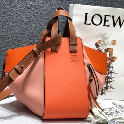 LOEWE羅意威 夕陽橙配少女粉 Loewe hammock 專櫃同步最新版本 小號29*26*14cm，容量大，自由變換的折疊拉鏈設計，也 放下macbook 和A4 本本，兩側分別有一個小口袋，一般放Plus 跟重要