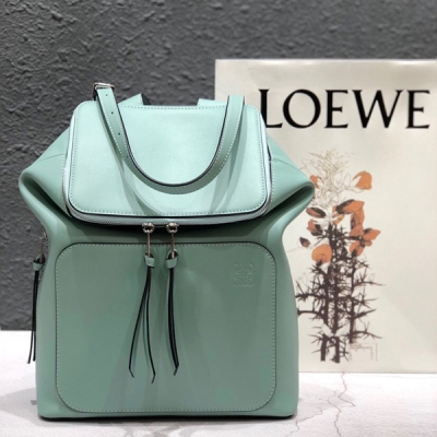 LOEWE羅意威 市場獨家 皇族家 實拍 專櫃最新斬男色:湖水藍 Goya 迷你背包 尺寸：24.5*28.5*11cm,自重非常輕，是完美的日常輕鬆通勤款。現代化設計，袋口可打開，收起的兩用雙重功能，打開後大大增加使用